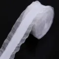 Dettaglio bordo in pizzo con volant in organza di poliestere bianco, bordo strutturato fai da te. - Nastro con Bordo a Volant / 2,5 CM di Larghezza / Bianco sporco