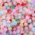 Nahaufnahme von bunten Glasperlen, matte zweifarbige lose DIY Schmuck Zubehoerteile fein. - Zufällige Mischfarben