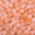 Nahaufnahme zweifarbiger Glasperlen mit Farbverlauf, ideal für DIY-Schmuckherstellung. - Orange