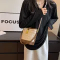 Elegante borsa a secchiello in paglia intrecciata con dettagli in pelle marrone - Cachi