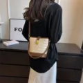 Borsa a secchiello vintage in paglia con finiture in pelle marrone e tracolla da donna. - Bianco avorio