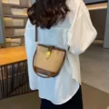 Borsa a secchiello vintage in paglia intrecciata da donna con finiture in pelle marrone - Marrone