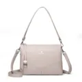 Élégant sac à bandoulière taupe pour femme sac texturé avec double sangle et charme. - Gris clair