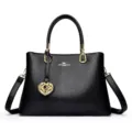 Élégant sac à main noir en cuir avec finitions dorées et charm élégant en forme de cœur. - Noir