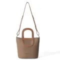 Elegante braune Leder Beuteltasche mit Henkel und Schultergurt fuer den taeglichen Gebrauch. - Braun