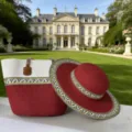 Detailansicht von Boho-Strohtasche und rotem Sonnenhut-Set in luxuriöser Resort-Szene. - Tasche und Hut Set / Goldfaden Muster / Rot