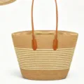 Detail van zomerse strooien shopper tas met bruine lederen handgrepen en strepen. - Enkele Tas / Kaki beige gestreept