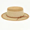Vrouwen platte strohoed met stijlvol gestreept patroon en bruine lederen decoratieve band. - Alleen Muts / Kaki beige gestreept
