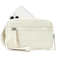 Detailansicht der gesteppten Mini-Handgelenktasche mit Handytasche und Reißverschluss. - Beige
