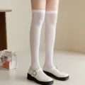 Bas cuissantes blancs pour femmes, bas fins transparents assortis avec chaussures compensées. - Taille unique / Au-dessus du Genou Blanc