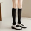 Chaussettes noires hautes associées à des chaussures Mary Jane blanches style JK élégant variant. - Taille unique / Sous-genou Noir