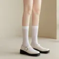 Chaussettes longues blanches associees a des chaussures Mary Jane a plateforme vintage. - Taille unique / Mi-mollet Blanc