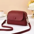 Vista dettagliata della borsa a tracolla retro rosso vino con doppia cerniera e patta. - Stile 1 / Rosso