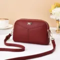 Borsa a tracolla bordeaux da donna con doppie cerniere dorate e delizioso fiocco. - Modello due / Rosso