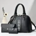 Vista dettagliata del set di borse nere in pelle con elegante dettaglio chevron. - Nero