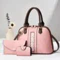 Dettaglio del set di borse da donna rosa e marrone con portafoglio e custodia coordinati. - Rosa