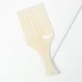 Vue de détail d'un peigne à cheveux en acétate à large dent avec motif marbré. - Emballage Individuel / Couleur Sirène / 15.9*6.9cm