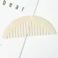 Vista detallada del peine para cabello de acetato de dientes anchos con elegante acabado perlado. - Peine (#1) / Paquete de 16*6cm / Color Sirena