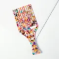 Vue détaillée du peigne à cheveux acétate marbré coloré, manche long élégant pour coiffage quotidien. - Emballage Individuel / Arc-en-ciel / 15.9*6.9cm