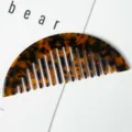 Détail peigne à cheveux écaille, matériau en acétate exquis, élégant accessoire de coiffure. - Écaille de tortue