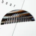 Peigne à cheveux en acétate à dents larges avec motif marbre, design semi-circulaire élégant. - Café Foncé