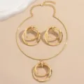 Goldfarbenes Mehrring-Kollier und passende Ohrringe Set, schicker Modeschmuck fur Damen. - Gold