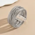Brede armband met open manchet en meerdere slangenketting-draden in zilverkleur. - Zilver