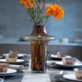 Vase en verre ambré avec arrangement floral orange pour décoration de table de salle à manger - Marron