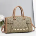 Elegante braune Monogramm bedruckte Handtasche mit Henkel und Schultergurt fur Damen - 32.5x11x20cm / Khaki