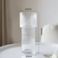 Vaso in vetro scanalato trasparente variante, contenitore floreale minimalista per soggiorno. - Vaso romano modello basso (immagine principale)