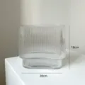 Vaso in vetro scanalato trasparente per composizioni floreali moderne e minimaliste, 20x18cm. - Vaso ovale a righe verticali