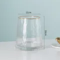 Vase en verre transparent avec bordure dorée et texture nervurée, idéal pour la table salon. - S / Transparent