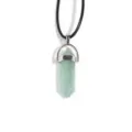 Détail de pendentif en cristal vert colonne hexagonale avec cordon noir et belle pierre. - Fluorite Verte