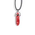 Collier pendentif colonne hexagonale en cristal rouge avec cordon en cuir noir, chic. - 1 Pièce/Paquet / Rouge