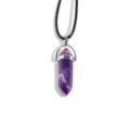 Pendentif colonne hexagonale en cristal d'agate violette avec collier en cuir noir. - 1 Pièce par Paquet / Agate Rayée Violette