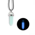 Pendentif colonne hexagonale en cristal luminescent avec collier cordon cuir noir. - Bleu Clair Lumineux