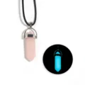 Collier pendentif hexagone en cristal rose luminescent avec cordon en cuir noir. - Rose Lumineux