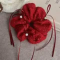 Détail de chouchou en tweed rouge, élégant ruban et décor de perles, accessoire festif. - Chouchou avec Nœud / Rouge