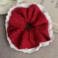 Chouchou cheveux en tweed rouge avec bordure en dentelle blanche, accessoire festif. - Chouchou avec Bord en Dentelle / Rouge