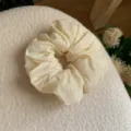 Cremeweißer Stoff Cloud Scrunchie Haargummi, elegantes Haaraccessoire für schicke Zöpfe. - Klein 12cm / Beige