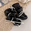 Μαύρο κομψό λαστιχάκι μαλλιών οργάντζα με πέρλες και λευκούς φιόγκους για γυναίκες. - Λαστιχάκι μαλλιών με μαργαριταρένια κορδέλα / Μαύρο