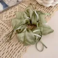 Πράσινο scrunchie μαλλιών οργάντζα με πέρλες και κορδέλες για γυναίκες κομψό αξεσουάρ - Λαστιχάκι μαλλιών με μαργαριταρένια κορδέλα / Πράσινο