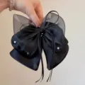 Elegante schwarze dreilagige Schleife Haarklammer mit Perlen für stilvolle Frisuren. - Dreilagige Schleife Perlen Klammer / Schwarz