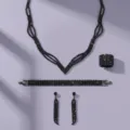 Elegante zwarte strass sieradenset ketting oorbellen armband en ring voor een mooi feest - Exquise Zwarte Sieradenset (NS-J6569BLK) / Zwart