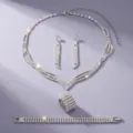 Zilveren strass sieradenset met meerdradige ketting oorknopjes brede ring en armband - Exquise Zilveren Sieradenset (NS-J6569S) / Zilver