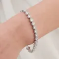 Zilveren strass tennisarmband voor vrouwen, sprankelende kristallen polssieraad accessoire. - Ronde Diamanten Tennisarmband (BS-J5475S)
