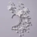 Zilveren elfen oorwarmer met matte witte bloemen, parels en kristal kralen voor huwelijksfeest. - Eenvoudige Hoogwaardige Stijl (ERS-J4317S) / Zilver