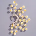 Gouden bloem elf ooromslag voor dames, delicate draadtak bruiloft fee oorhanger. - Mori-stijl Wendbare Oormanchet (ERS-J4266G)
