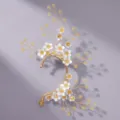 Gouden elfen oorKlem met witte bloemen en gele kristallen voor feestelijke sieraden - Casual Luxe Oormanchet (ERS-J4280G)