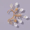 Gouden elfje oor manchet met witte bloemen parels en blad hangers voor bruiloft - Dagelijkse Versiering Oorcuff (ERS-J4315G)